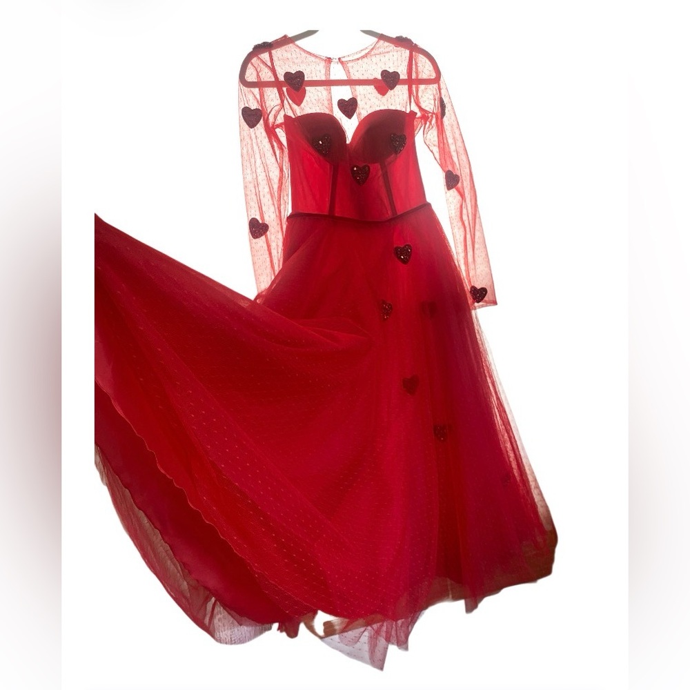 Teuta Matoshi Draped Heart Dress size 6 pristine condition
Beautiful red - Picture 8 of 16